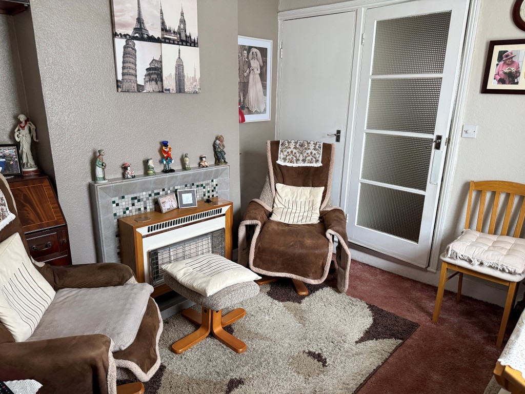 Lot: 117 - FREEHOLD PART-POSSESSION PROPERTY CLOSE TO TOWN CENTRE - Ground Floor Flat Dining Room